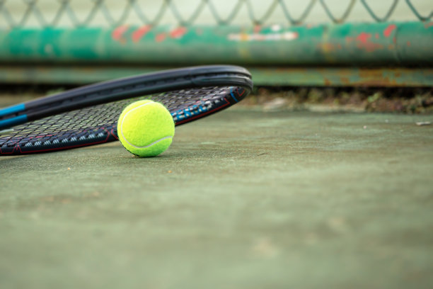 网球场上的网球和球拍，运动背景与网球概念图片下载