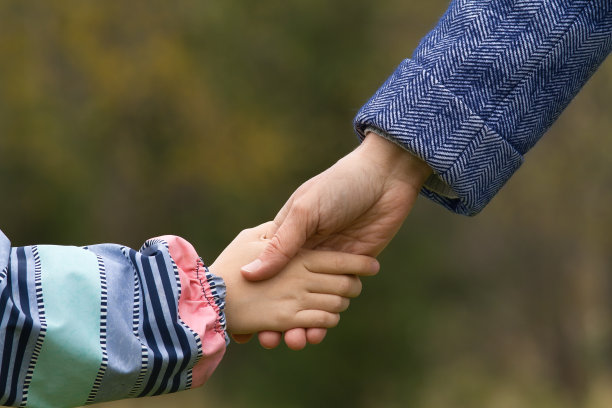 深秋，大人牵着孩子的手图片下载
