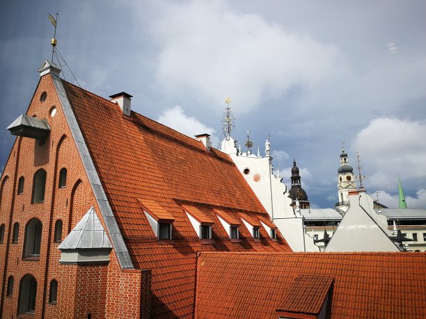 拉脱维亚里加老城区历史建筑的屋顶图片下载