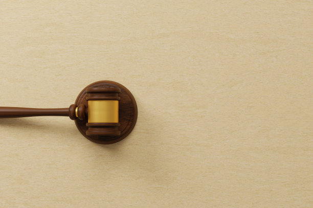在木制背景上法官小木槌的俯视图。法律与正义，法制观念。三维演示图片下载