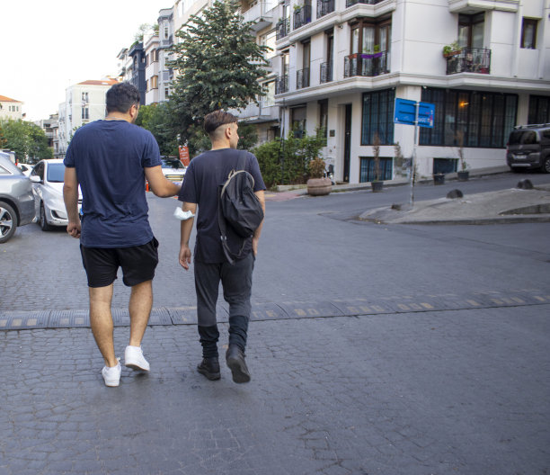 边走边聊的朋友图片下载