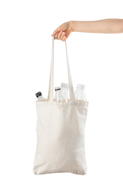 女手拿棉袋装满塑料瓶图片下载
