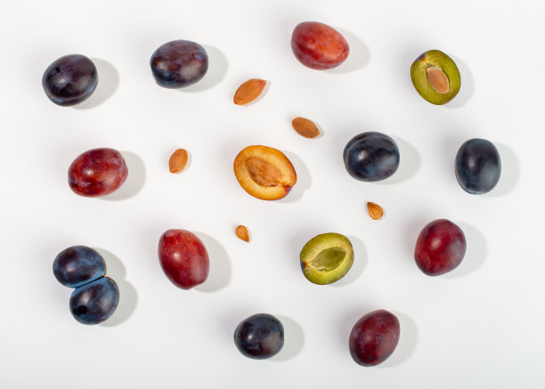 李果和果仁组成的白色背景。图片下载