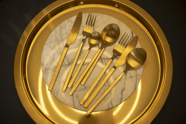 金汤匙和金叉子。图片下载