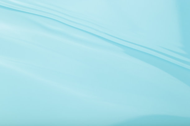 水面宁静的涟漪背景。水的纹理，圆圈和气泡在一个液体蓝色的表面。化妆品及平面设计理念图片下载