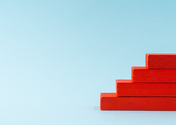 红色楼梯带有浅蓝色背景的复制空间。图片下载