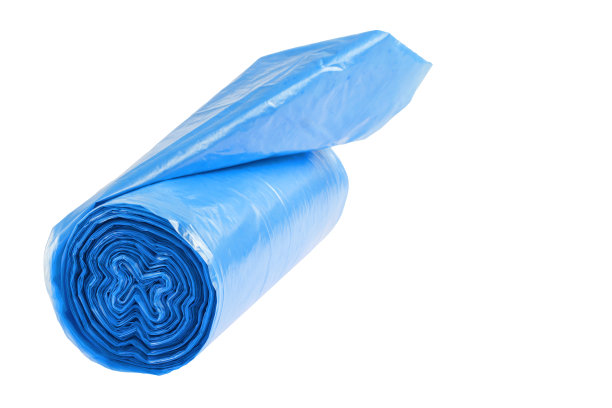白色背景上的蓝色垃圾袋。图片下载