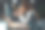 疲惫的女商人脖子疼痛，看着不舒服，而在办公室的电脑在晚上。图片下载