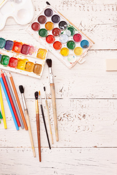用画笔和颜料创造空间。创造性的想法，创造力和早期学习。教育的概念。水彩画的俯视图，画笔和一些艺术的东西在白色的背景图片下载