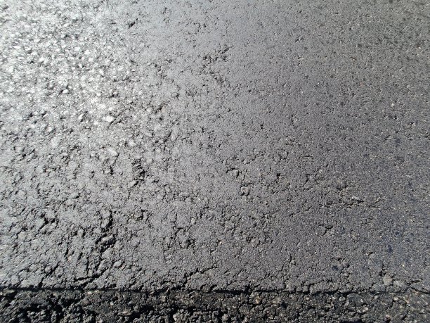 新沥青铺在路上。新的道路。路面质量。图片下载