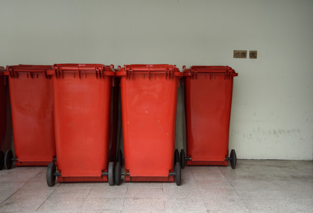 医院里的红色垃圾桶图片下载