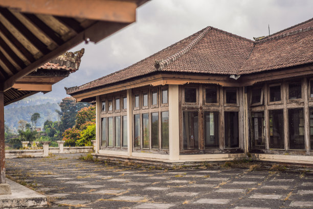 贝都古里一个被遗弃的神秘酒店。印度尼西亚,巴厘岛图片下载