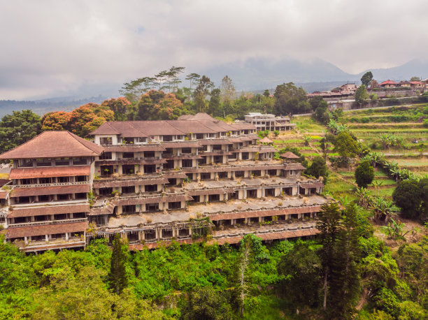 贝都古里一个被遗弃的神秘酒店。印度尼西亚,巴厘岛图片下载