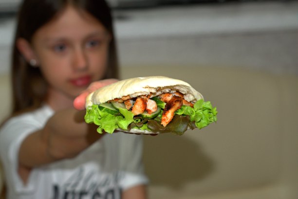 这个女孩吃了shaverma图片下载