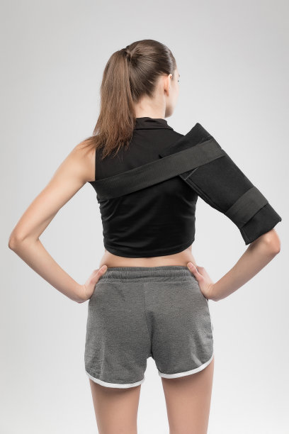 年轻的运动女性的工作室肖像与可重复使用的伤后冰袋与液体凝胶。康复与康复概念图片下载