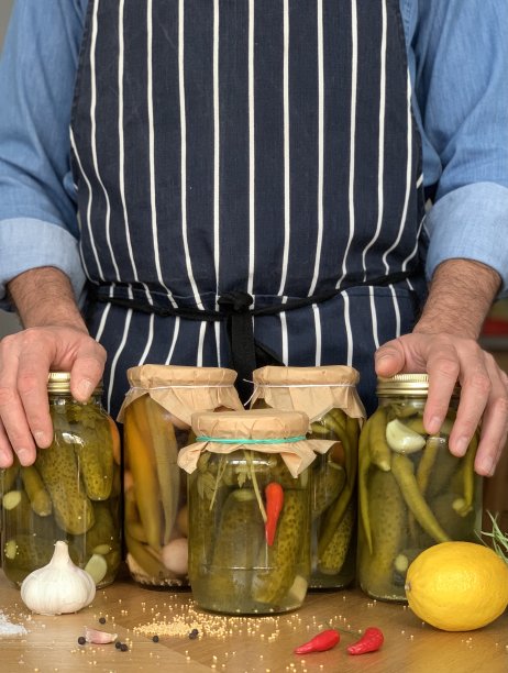 男人在做黄瓜泡菜图片下载