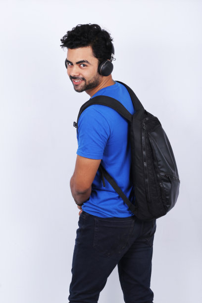 男大学生戴着耳机听音乐图片下载