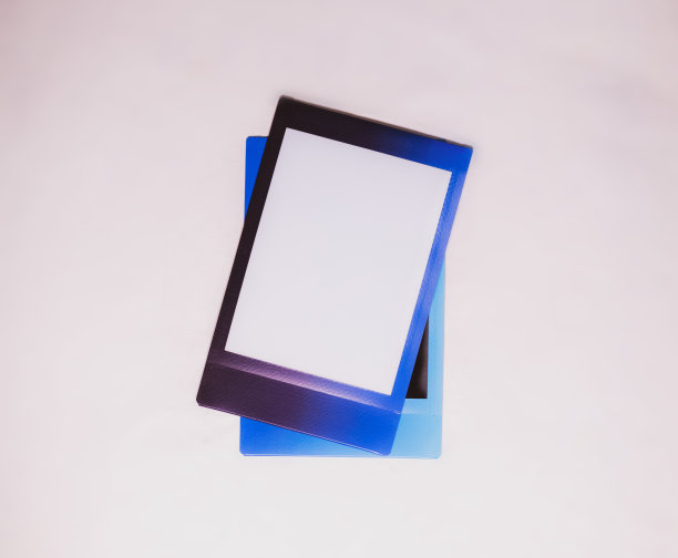 两个空白的相框在白色的背景作为模板的平面设计。照片卡为您的标志或文本。图片下载