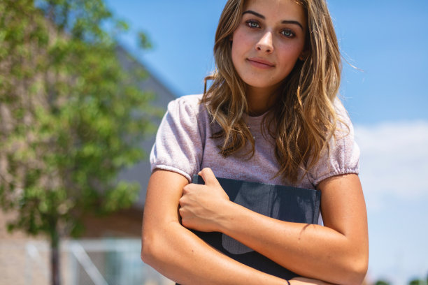 公立学校大楼外的少女回到学校照片系列图片下载