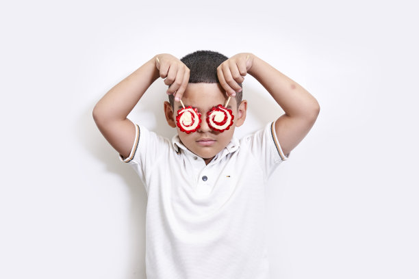 一个男孩在吃美味的糖果图片下载