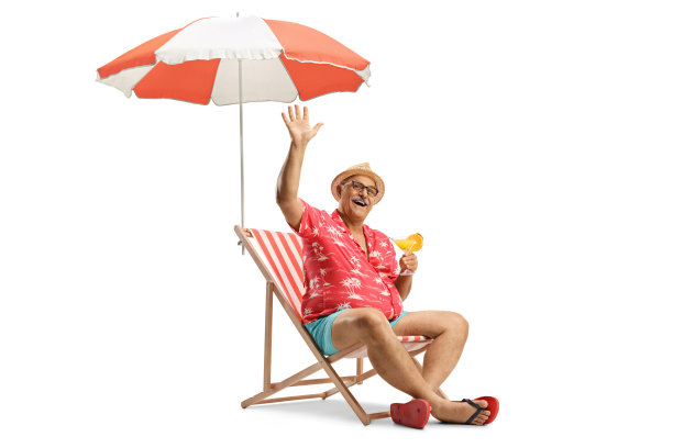 成熟的男游客坐在伞下喝着鸡尾酒挥手图片下载
