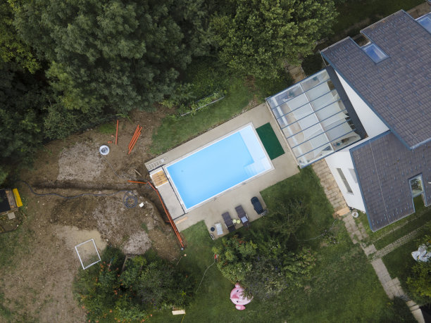 游泳池建筑工地的天线图片下载