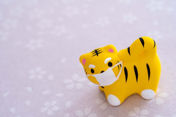 2022年新年贺卡老虎面具形象(樱花，右)图片下载