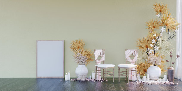 妈妈展示黄色的墙。图片下载