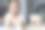 小女孩和泰迪熊一起看书。图片下载