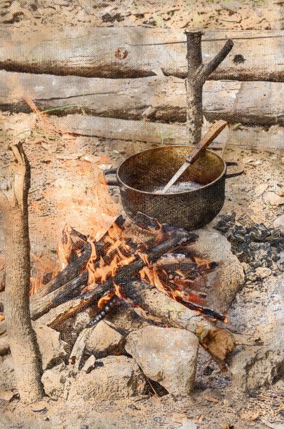 篝火旁的一个铸铁水壶。一个空的大锅图片下载