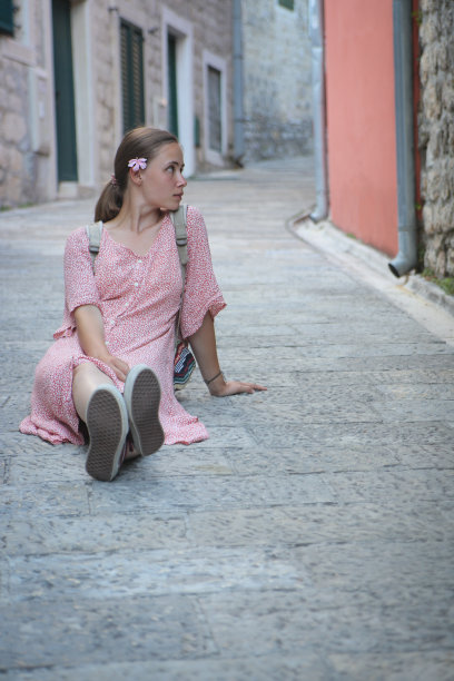 美丽的女孩在古老的地中海小镇享受生活。图片下载