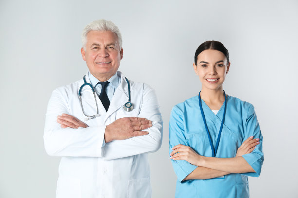 高级医生和年轻护士在灯光背景下图片下载
