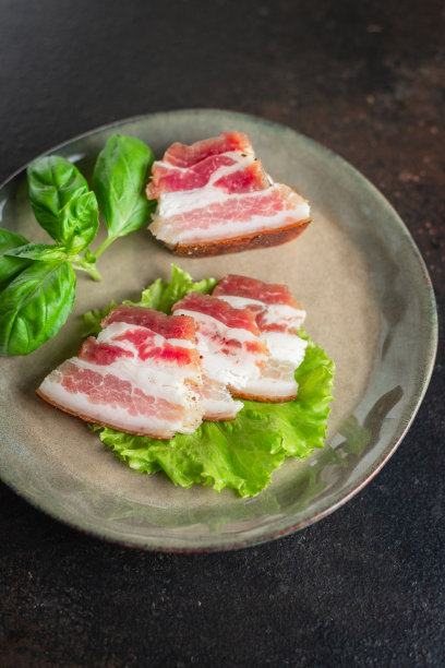 猪油腌生猪油自制餐点，桌上小吃仿太空食品背景质朴图片下载