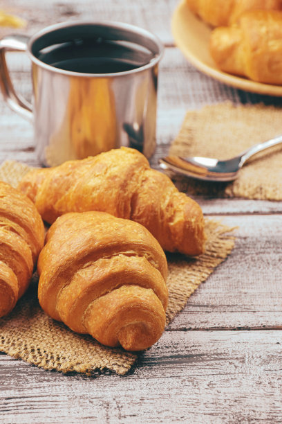 新鲜出炉的牛角面包。法式和美式烘焙糕点。美味的自制黄油牛角面包蛋糕。家面包店。图片下载