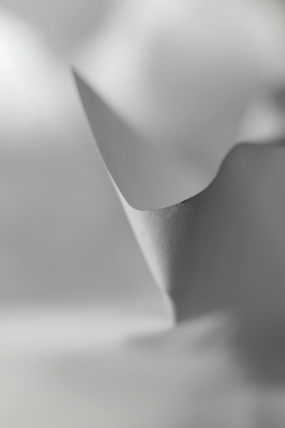 皱巴巴的纸的边缘。形式，光和影。图片下载