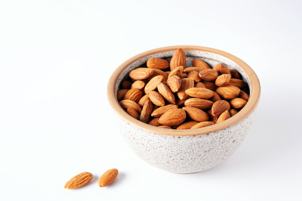 杏仁放在一个圆形的杯子里图片下载