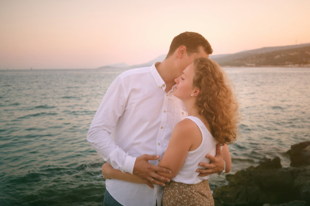 男人和女人在海边拥抱图片下载