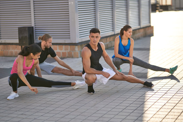 男女运动员一起做热身运动图片下载
