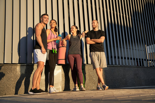 四名运动员在训练前站在街上图片下载