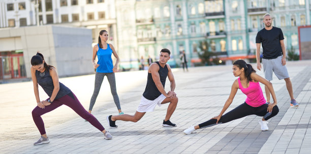 男人和女人在户外慢跑前做热身运动图片下载