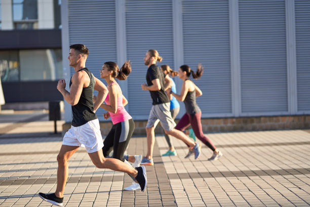 男女穿着运动服在户外慢跑图片下载