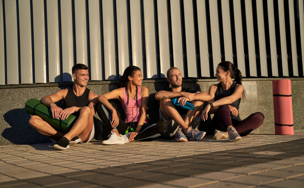 4个朋友在户外训练后愉快的聊天图片下载