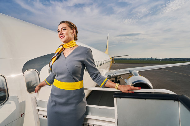 快乐可爱的空中小姐凝视着远方图片下载