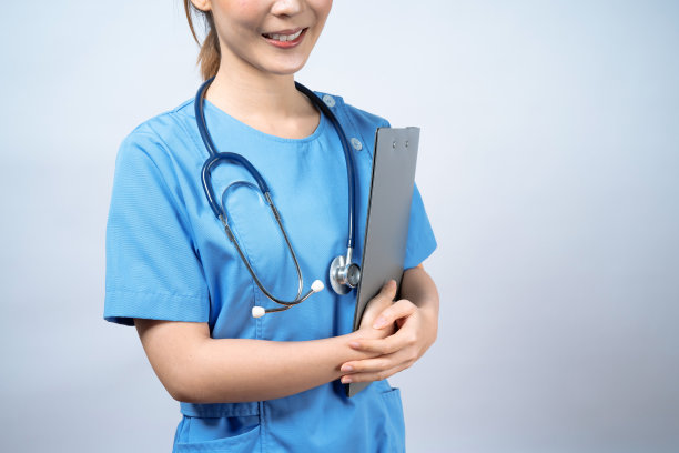 快乐的亚洲护士女人微笑的脸，孤立在白色的背景。图片下载