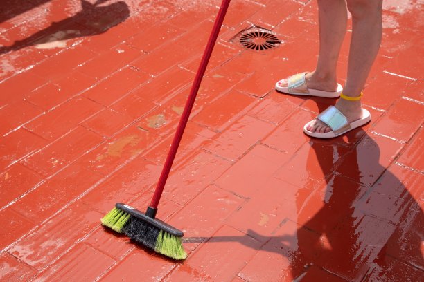 清洁湿地板的人图片下载