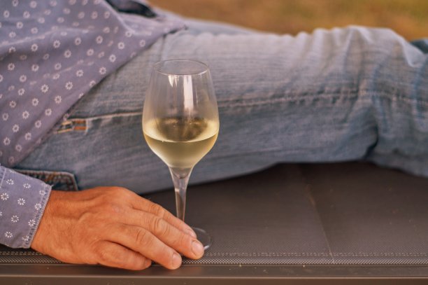 有魅力的男人喝着酒，享受着夜晚图片下载