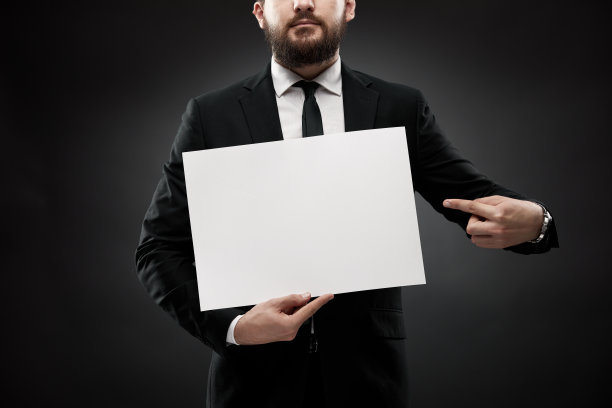 商人拿出一张白纸图片下载