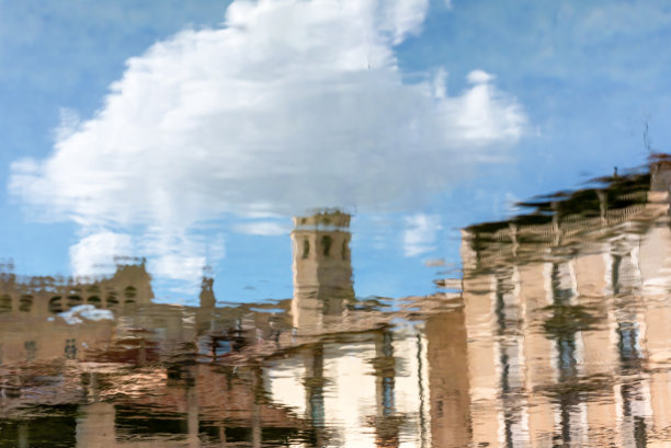 西班牙，特鲁埃尔，瓦尔德罗布勒斯，中世纪城堡的景观映在Matarraña河上图片下载