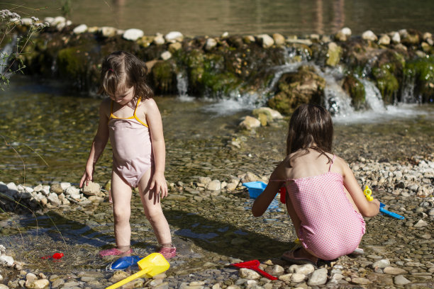 孩子们在河里玩耍图片下载