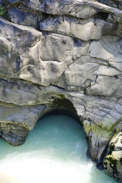 冰川的水雕刻出岩石的表面图片下载